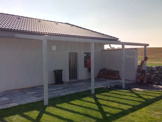 Garážové stání jako krytý vchod – pohodlí za každého počasí