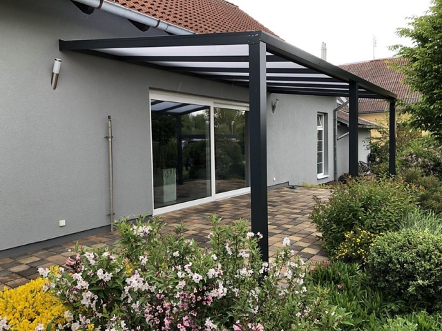 Vytvořte stylové zákoutí s přístřeškem pro auto a květinami