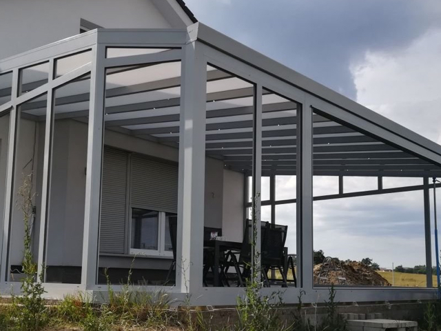 Zahradní pergola nebo garážové stání? Kombinujte funkce